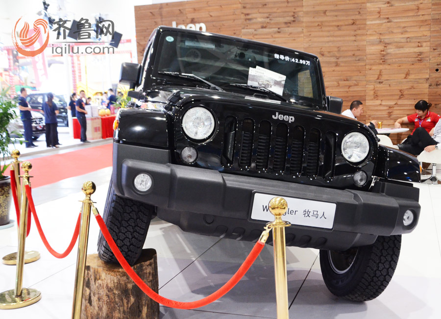 美女豪車齊聚濰坊魯臺(tái)國(guó)際車展