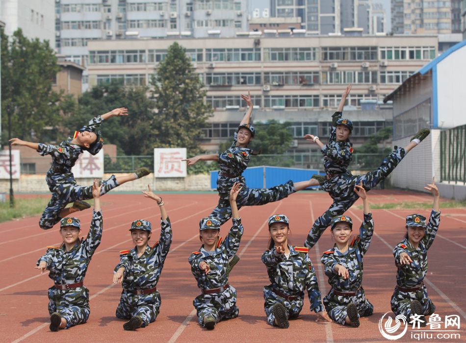 山師舞蹈系女生軍訓(xùn)秀“腿功”