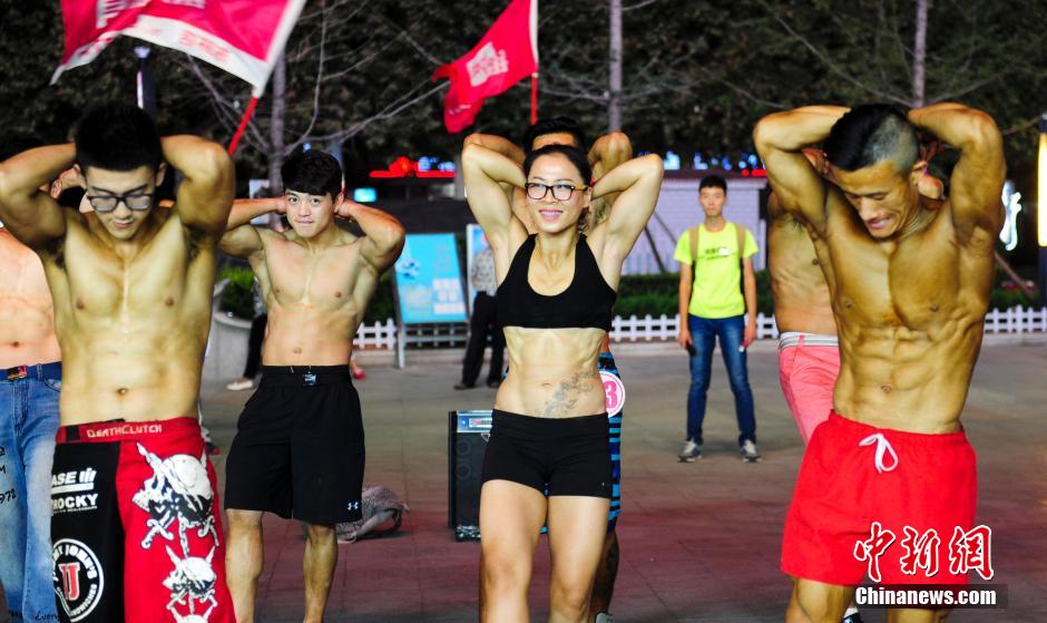 濟(jì)南猛男健女街頭秀肌肉引注目