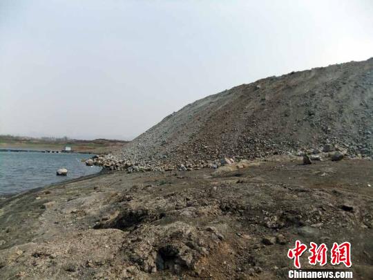填湖造地，在鴨河水庫(kù)非法建設(shè)有越演越烈之勢(shì)。吳揚(yáng)　攝