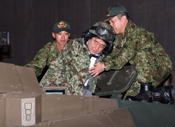 當(dāng)?shù)貢r(shí)間4月27日，日本千葉市，日本首相安倍晉三他身穿迷彩服頭戴鋼盔的登上展出中的日本陸上自衛(wèi)隊(duì)最新