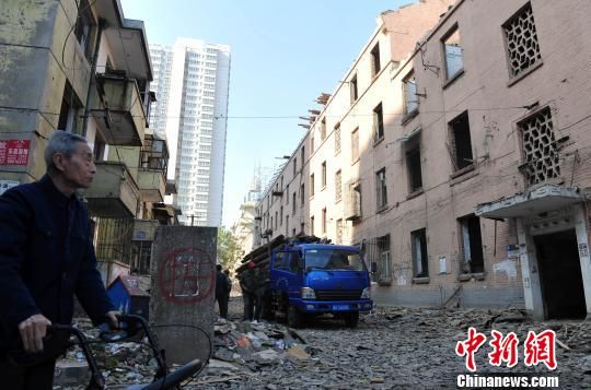 一位花甲老人站在即將拆除的樓房旁，默默地與“蘇聯(lián)樓”告別?！〉杂鸺选z