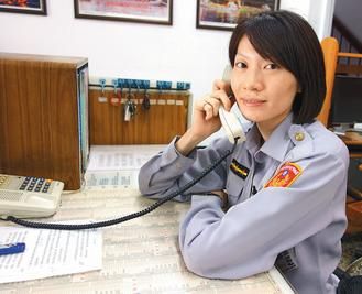 　　27歲的臺灣高雄市鹽埕區(qū)女警王文君，留一頭俏麗短發(fā)，身高175公分?！堵?lián)合報》圖