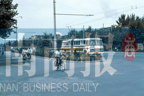 1983年的建設(shè)路，已經(jīng)有了電車