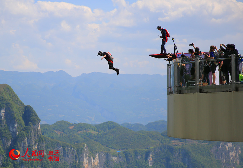 28日，2016世界低空跳傘大賽在重慶云陽龍缸景區(qū)正式開賽。圖為選手角逐中。劉政寧 攝