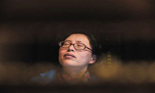 人們將醫(yī)療制度的憤懣情緒，寄托在這個(gè)走廊醫(yī)生身上，共同沉浸在受迫害的幻覺之中