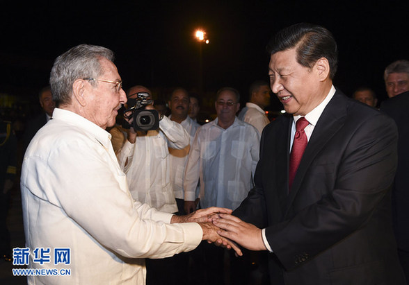 這是古巴國務(wù)委員會(huì)主席兼部長會(huì)議主席勞爾·卡斯特羅到機(jī)場為習(xí)近平送行。