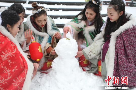 古裝美女雪中斗艷穿越古今玩“打雪仗、堆雪人”